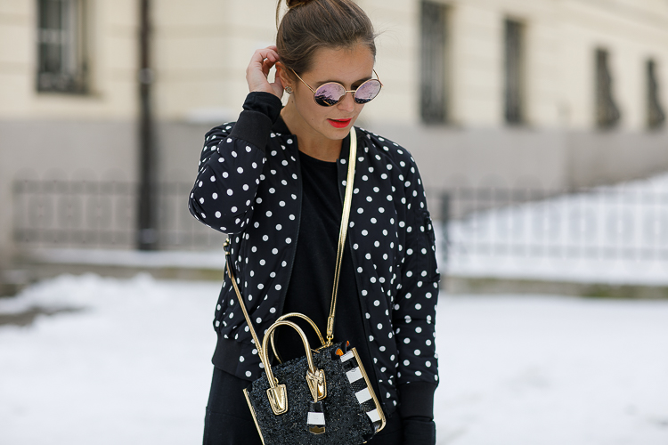 Winter-Outfit: Bomberjacke mit Pünktchen + schwarzes Kleid + MCM Bag