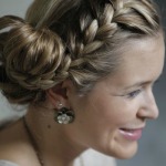 Beauty-Tutorial: Romantische Hochsteckfrisur mit Blume im Haar