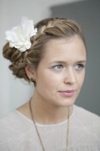 Beauty-Tutorial: Romantische Hochsteckfrisur mit Blume im Haar