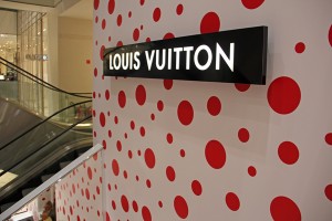 Die Kooperation von Louis Vuitton und Yayoi Kusama geht in die zweite Runde: Das Opening des Pop-Up Stores in Paris