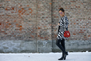 Winter-Outfit: Schwarz-weißer Kurzmantel + Lederhose + Chloé Drew Bag