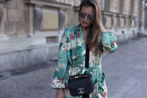 Frühlingsgefühle: Langer Kimono mit Blumenmuster + Lederleggings